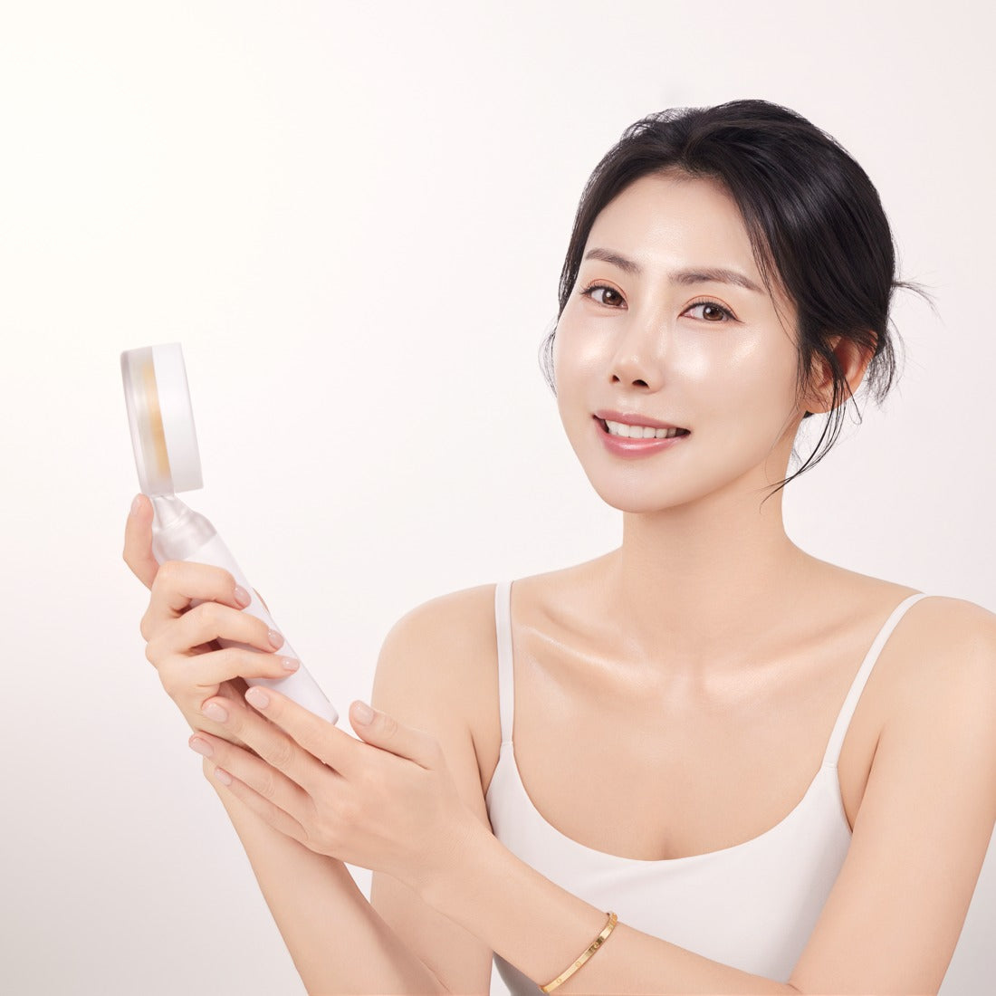 Niki Lee, PICKI NIKI founder, holding the filter shower head